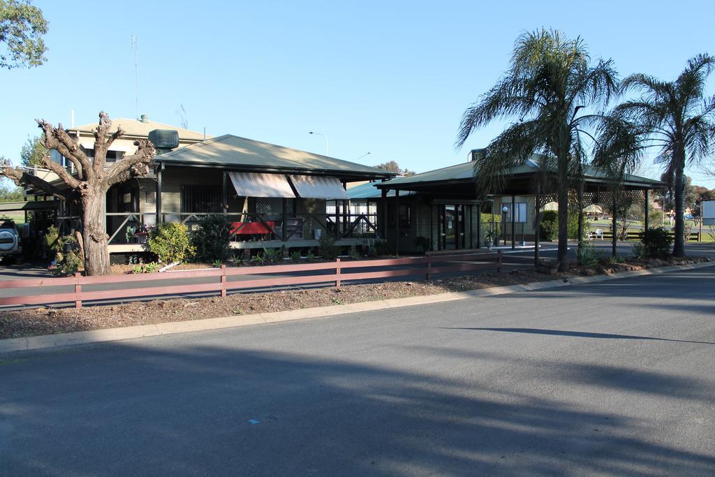 Lake Forbes Motel Exterior photo