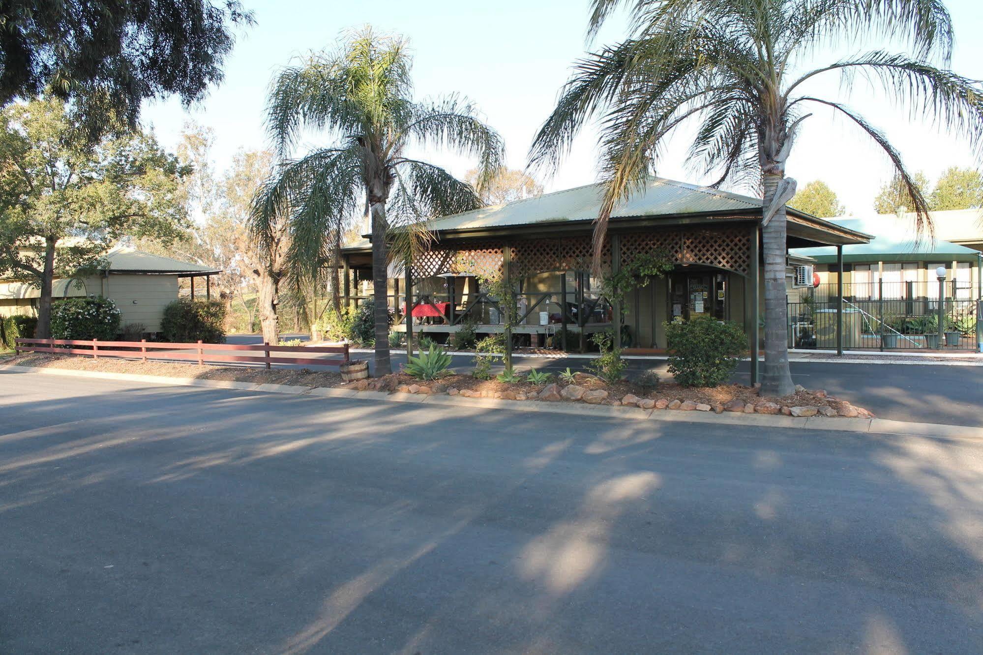 Lake Forbes Motel Exterior photo